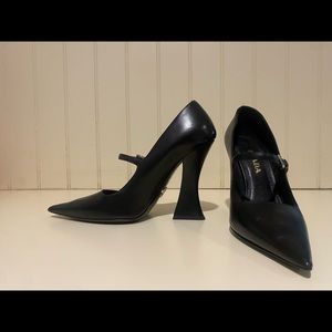 Beautiful vintage Prada Mary Jane Pumps